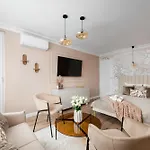 Sip Wine With Palace Of Culture Views, Station Steps Away, Ac & Balcony Lejlighed Warszawa