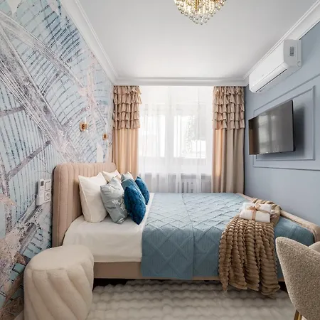 Sip Wine With Palace Of Culture Views, Station Steps Away, Ac & Balcony Apartman Varsó