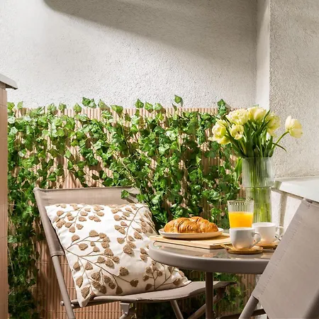 Sip Wine With Palace Of Culture Views, Station Steps Away, Ac & Balcony Apartman Varsó