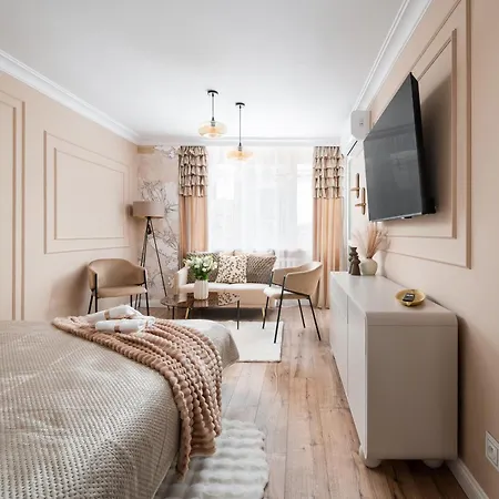 Apartman Sip Wine With Palace Of Culture Views, Station Steps Away, Ac & Balcony *
