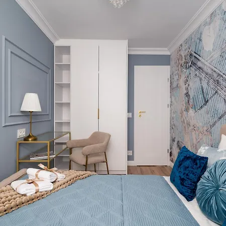 Apartman Sip Wine With Palace Of Culture Views, Station Steps Away, Ac & Balcony *